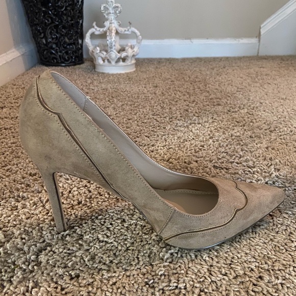 Tan suede oxford high heeled work pumps size 9 - Picture 2 of 5